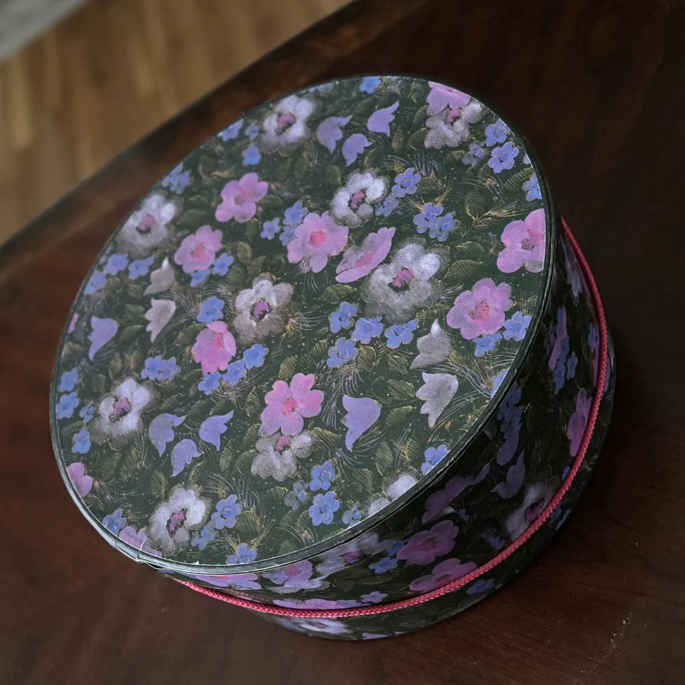 Vintage Round Hat Box - Picture 6 of 15